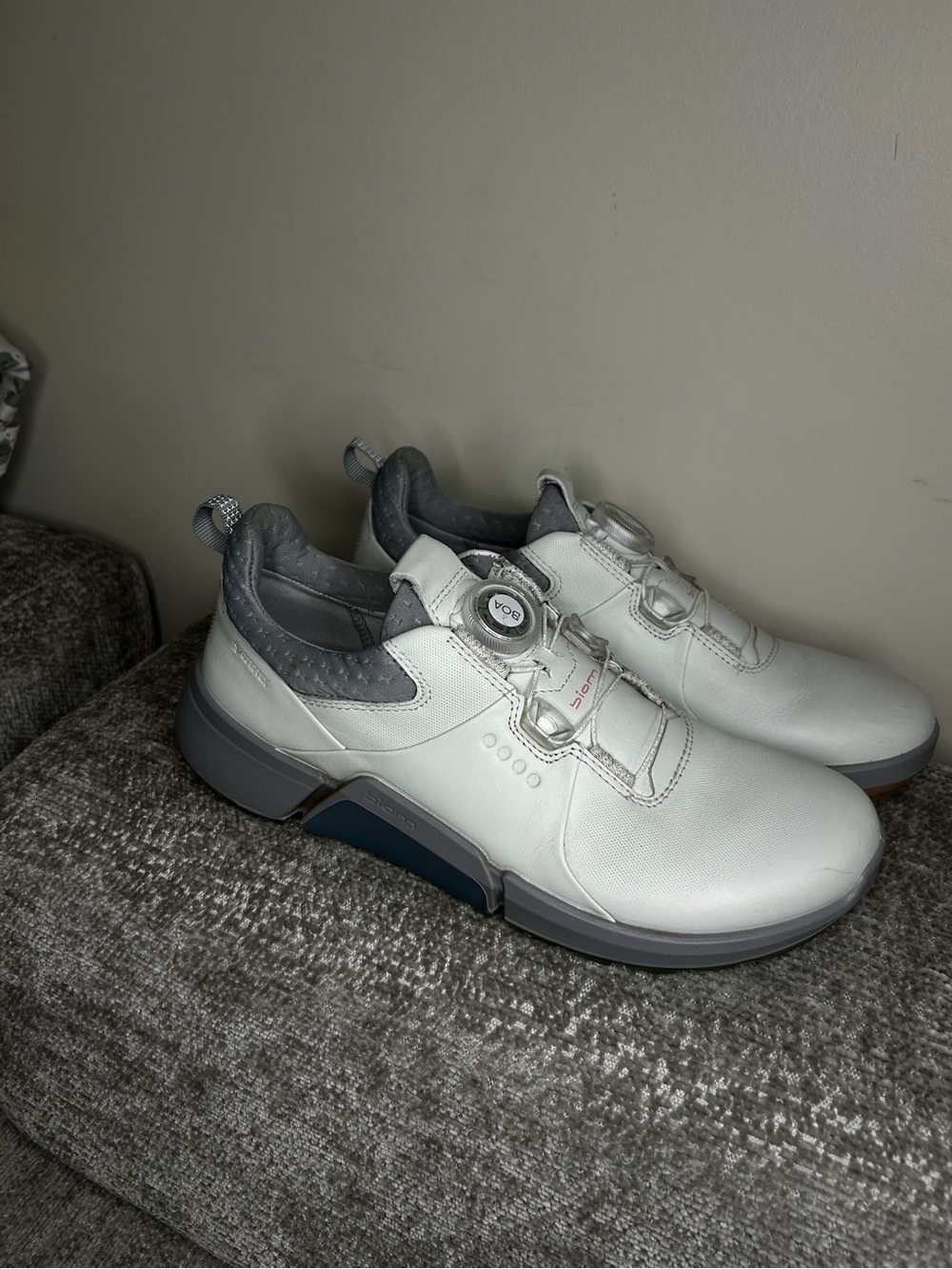 Ecco Women’s White and Gray Dial-Lace Casual Sneakers